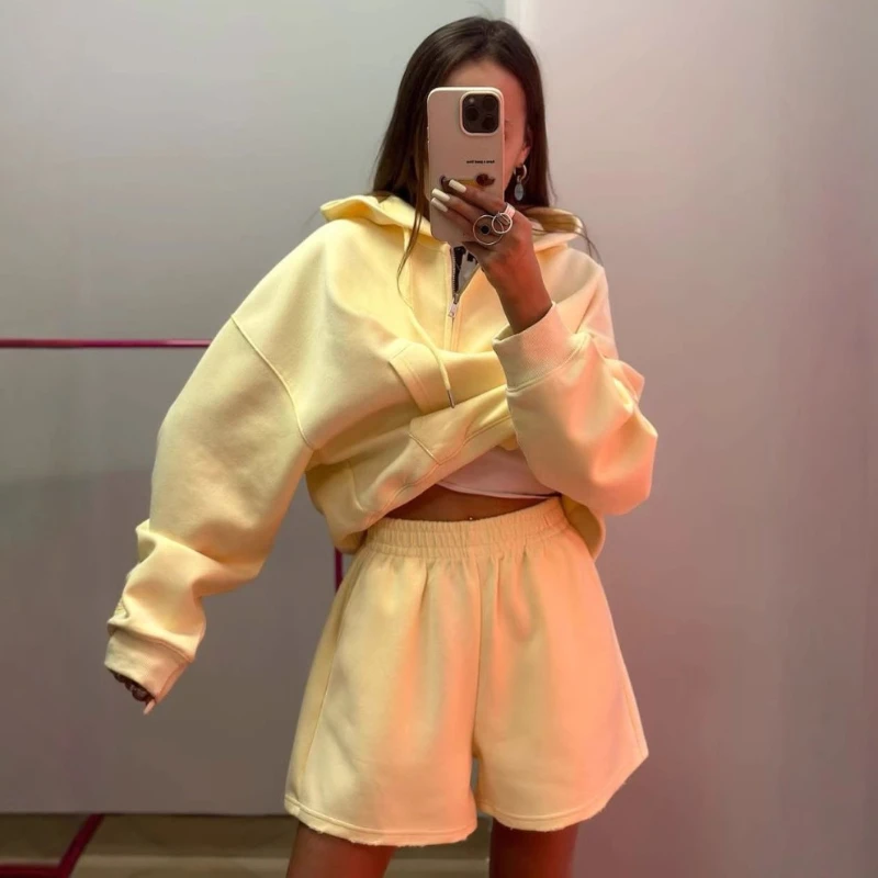 Зима 2024, новая модная повседневная спортивная одежда, женские толстовки с капюшоном, куртки-кардиганы, шорты с широкими штанинами, мягкие и удобные
Зима 2024, новая модная повседневная спортивная одежда, женские толстовки с капюшоном, куртки-кардиганы, шорты с широкими штанинами, мягкие и удобные
