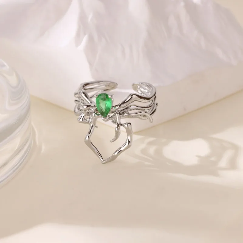 Retro personality spider ring with punk design and green zircon inlay, trendy couple accessory
Retro personality spider ring with punk design and green zircon inlay, trendy couple accessory