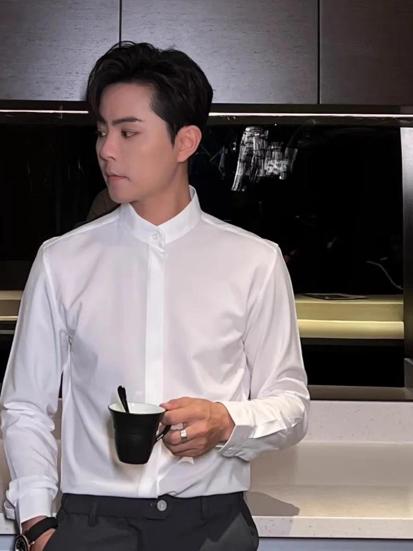 Новая мужская рубашка в китайском стиле с длинным рукавом, воротником-стойкой, не требующая глажки, легкая, однотонная, в британском стиле, черная/белая.
Новая мужская рубашка в китайском стиле с длинным рукавом, воротником-стойкой, не требующая глажки, легкая, однотонная, в британском стиле, черная/белая.