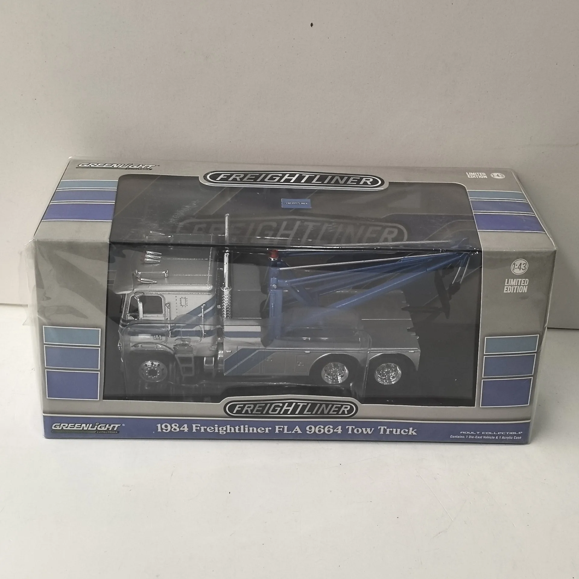 Diecast Green Light 1:43 Scale 1984 Freightliner FLA 9664 Container Freight Crane Truck Head Alloy Crane Plastic Alloy Car Model
Diecast Green Light 1:43 Scale 1984 Freightliner FLA 9664 Container Freight Crane Truck Head Alloy Crane Plastic Alloy Car Model