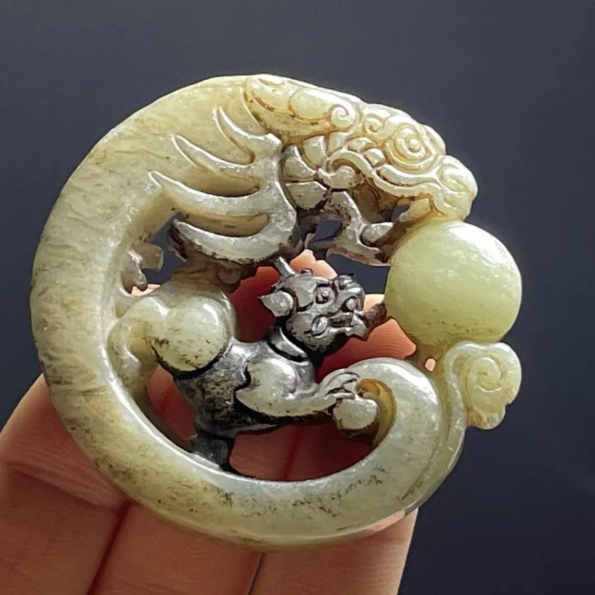 Chinese Antique Xiuyan Jade Carved Dragon Ball Ornament Feng Shui Wealth Collection Crafts Home Desk Statue Decor Crafts
Chinese Antique Xiuyan Jade Carved Dragon Ball Ornament Feng Shui Wealth Collection Crafts Home Desk Statue Decor Crafts