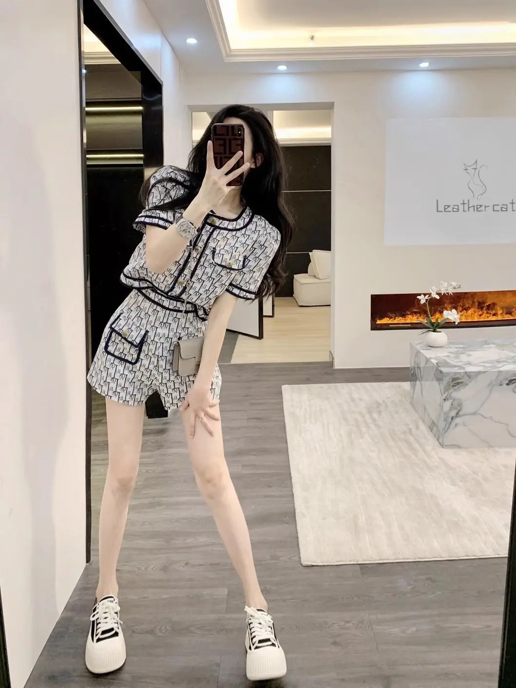 Xiaoxiangfeng suit women's high-end temperament short-sleeved top women's summer high-waisted shorts
Xiaoxiangfeng suit women's high-end temperament short-sleeved top women's summer high-waisted shorts