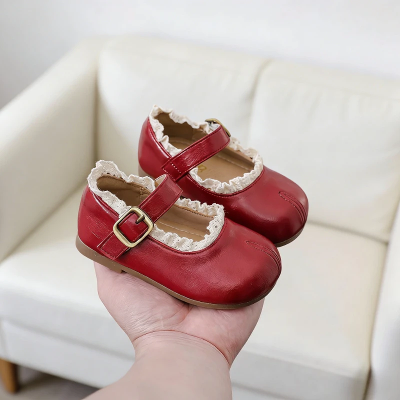 Лидер продаж 2026, туфли на плоской подошве для девочек, трендовые модные детские кожаные туфли винно-красного цвета, кружевные вечерние детские балетки принцессы с рюшами по краям
Лидер продаж 2026, туфли на плоской подошве для девочек, трендовые модные детские кожаные туфли винно-красного цвета, кружевные вечерние детские балетки принцессы с рюшами по краям
