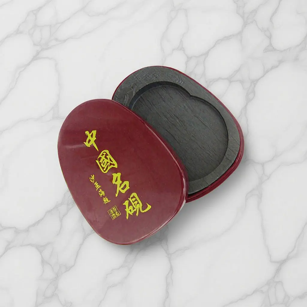 Каллиграфическая тушечница с крышкой: изысканный компактный камень для измельчения туши, подходит для студентов, учителей, китайской каллиграфии и живописи.
Каллиграфическая тушечница с крышкой: изысканный компактный камень для измельчения туши, подходит для студентов, учителей, китайской каллиграфии и живописи.