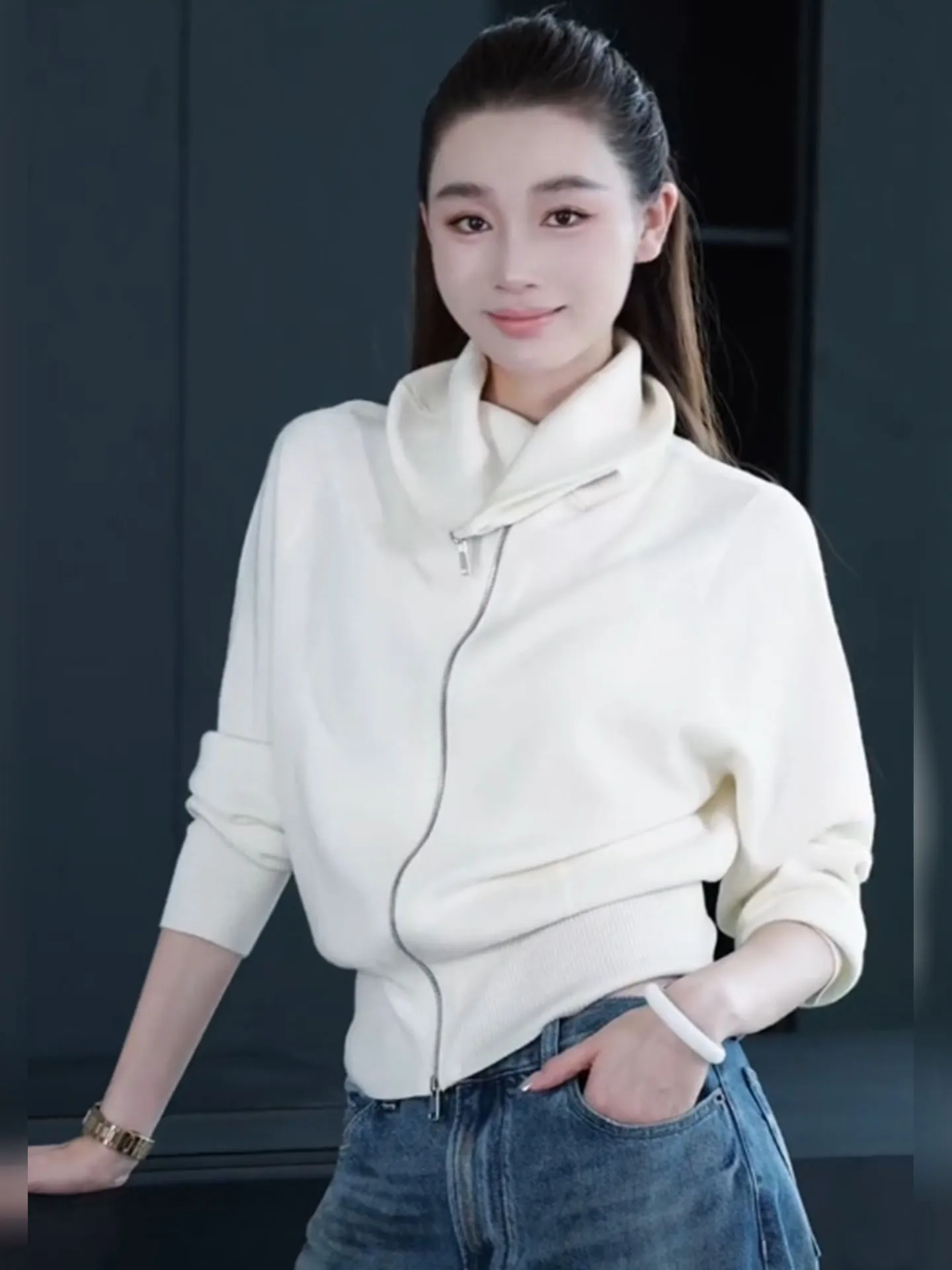 Женский свитер-жакет Ele White с длинными рукавами, универсальный, качественный, весна 2026, новый дизайн, высокий воротник, на молнии, стандартный крой
Женский свитер-жакет Ele White с длинными рукавами, универсальный, качественный, весна 2026, новый дизайн, высокий воротник, на молнии, стандартный крой