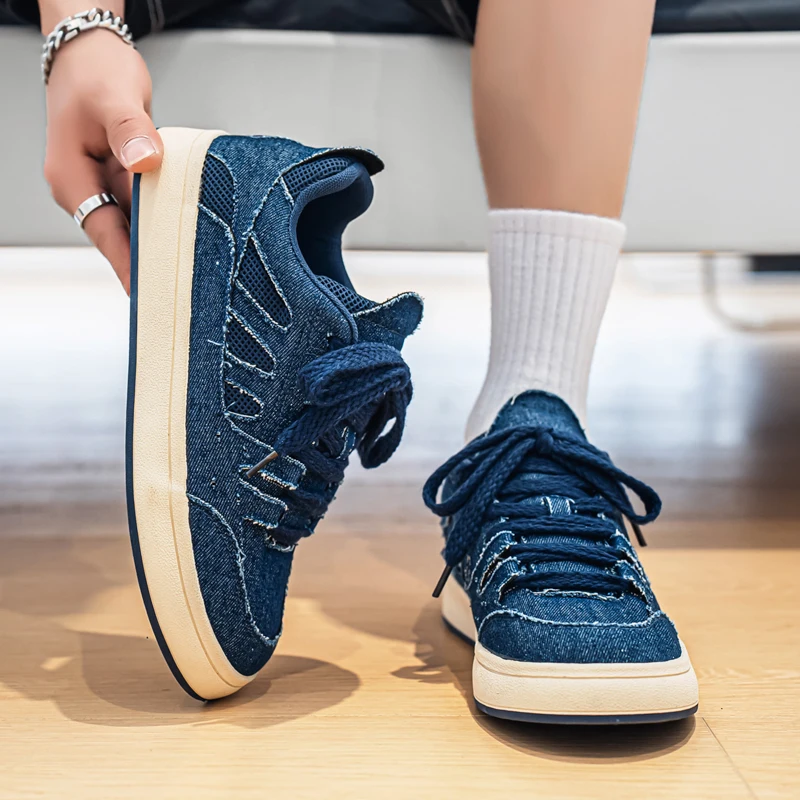 Стильные мужские кроссовки DAWSRi в бордово-сером и джинсово-синем цветах для повседневной носки, с удобной белой подошвой для ношения на весь день.
Стильные мужские кроссовки DAWSRi в бордово-сером и джинсово-синем цветах для повседневной носки, с удобной белой подошвой для ношения на весь день.