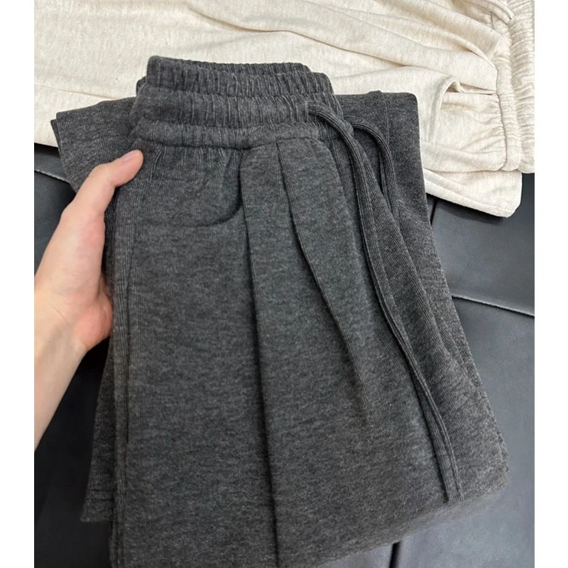 Gray Women's Autumn 2025 New High-waisted Draped Casual Wide-leg Pants for Petites for Autumn and Winter.
Gray Women's Autumn 2025 New High-waisted Draped Casual Wide-leg Pants for Petites for Autumn and Winter.