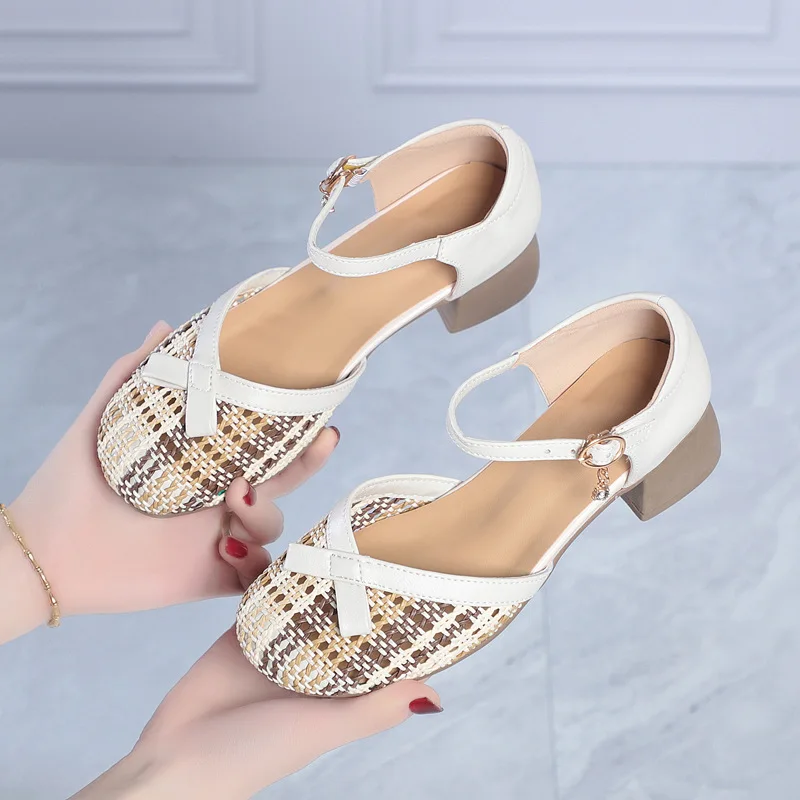 4cm Plus Size 35-42 New Genuine Leather Shoes Women Sandals 2026 Comfortable Ankle Buckle Block Heel Sandals for Daily Office
4cm Plus Size 35-42 New Genuine Leather Shoes Women Sandals 2026 Comfortable Ankle Buckle Block Heel Sandals for Daily Office