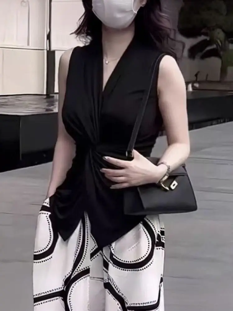 Black V-neck Sleeveless T-shirt Summer New Style Pleated Asymmetrical Design Fashionable Versatile Stylish Top for Women
Black V-neck Sleeveless T-shirt Summer New Style Pleated Asymmetrical Design Fashionable Versatile Stylish Top for Women