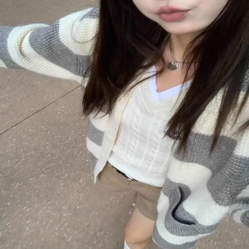 New Women Striped Knit V Neck Cardigan Lazy Casual Sweater Coat Autumn Winter Sweet Cute Kawaii Fashion Korean Style
New Women Striped Knit V Neck Cardigan Lazy Casual Sweater Coat Autumn Winter Sweet Cute Kawaii Fashion Korean Style
