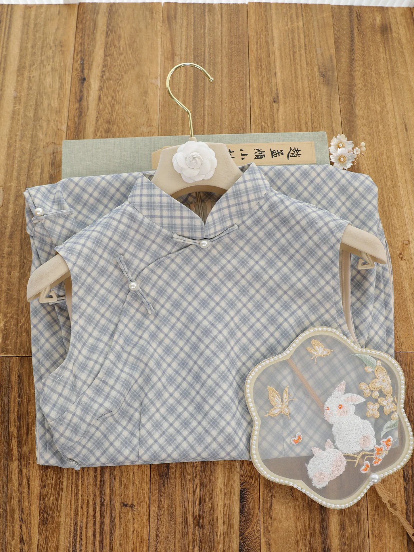 Blue Retro Chinese Style Young Women's Sleeveless Plaid Long Qipao Daily Wear Breathable Polyester Fiber Spring Sum...
Blue Retro Chinese Style Young Women's Sleeveless Plaid Long Qipao Daily Wear Breathable Polyester Fiber Spring Sum...
