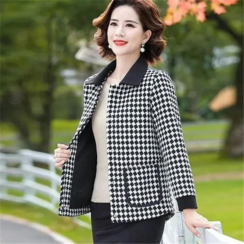 Fashion Plaid Woolen Coat Middle-Aged Elderly Women Outerwear New Spring Autumn Short Single Breasted Casual Jacket Female
Fashion Plaid Woolen Coat Middle-Aged Elderly Women Outerwear New Spring Autumn Short Single Breasted Casual Jacket Female