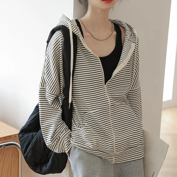 2023 new college style versatile fashionable loose cardigan jacket women's striped hooded sweater top
2023 new college style versatile fashionable loose cardigan jacket women's striped hooded sweater top