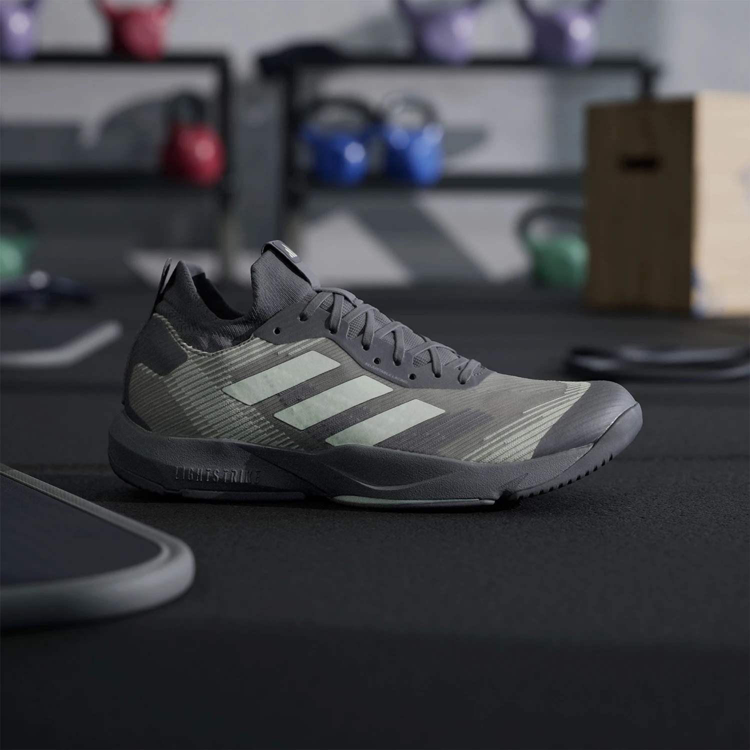 Официальная мужская тренировочная спортивная обувь Adidas Authentic RAPIDMOVE с прочной мягкой подкладкой IH7518
Официальная мужская тренировочная спортивная обувь Adidas Authentic RAPIDMOVE с прочной мягкой подкладкой IH7518
