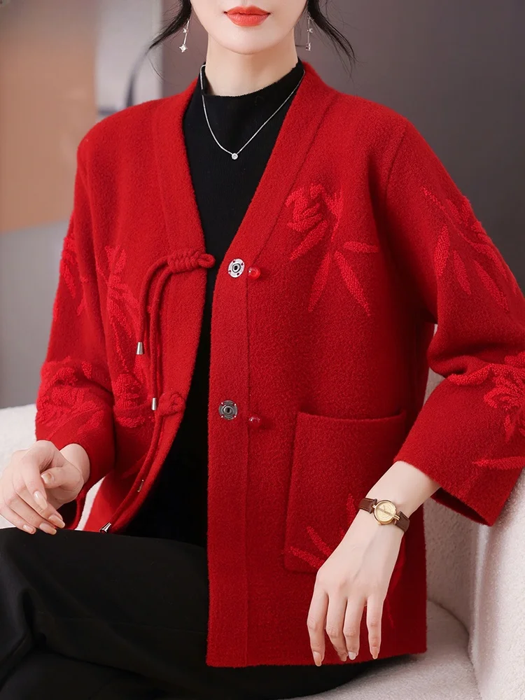 Новая китайская вязаная кофта для мам, осенняя модная вышитая женская кофта для среднего возраста, трендовая модель на весну-осень
Новая китайская вязаная кофта для мам, осенняя модная вышитая женская кофта для среднего возраста, трендовая модель на весну-осень