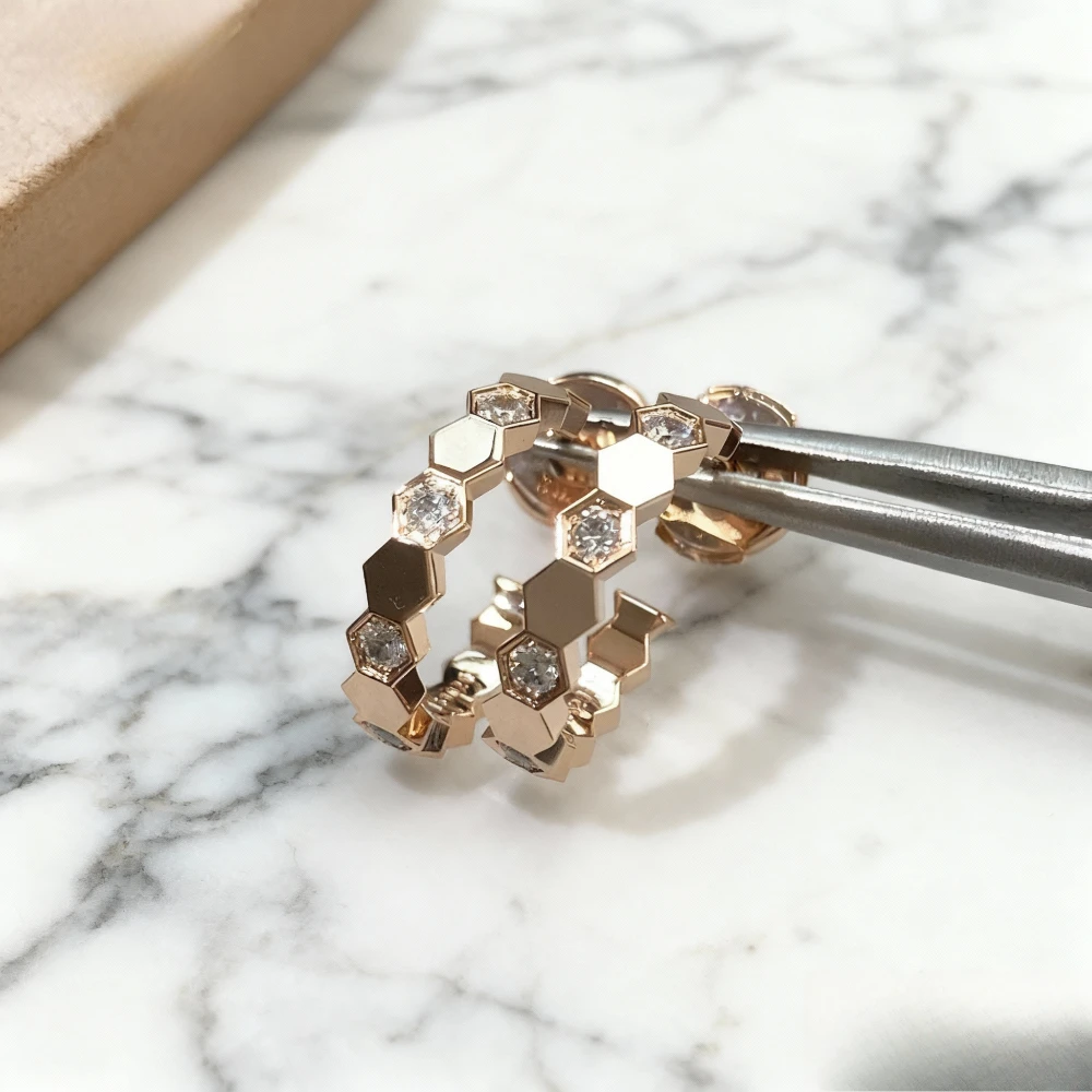 2025 trendy accessories Pave AAA Zirconia Honeycomb Stud Earrings for Women, Fine Jewelry, Christmas Gift
2025 trendy accessories Pave AAA Zirconia Honeycomb Stud Earrings for Women, Fine Jewelry, Christmas Gift