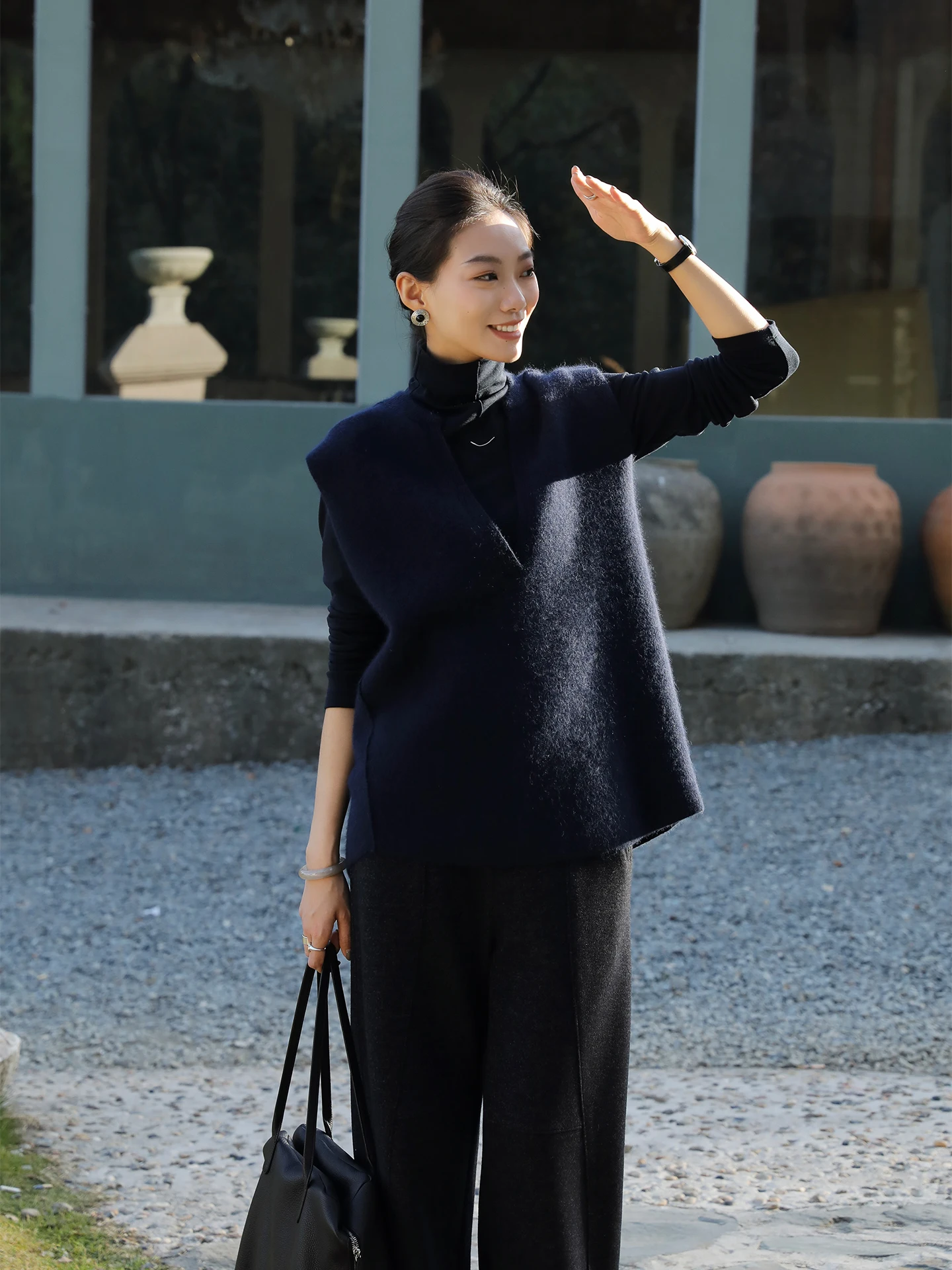 Женский вязаный жилет с V-образным вырезом, модный, для многослойных образов, свободного кроя, универсальный, для повседневной носки, из чистого хлопка, новинка зимы
Женский вязаный жилет с V-образным вырезом, модный, для многослойных образов, свободного кроя, универсальный, для повседневной носки, из чистого хлопка, новинка зимы