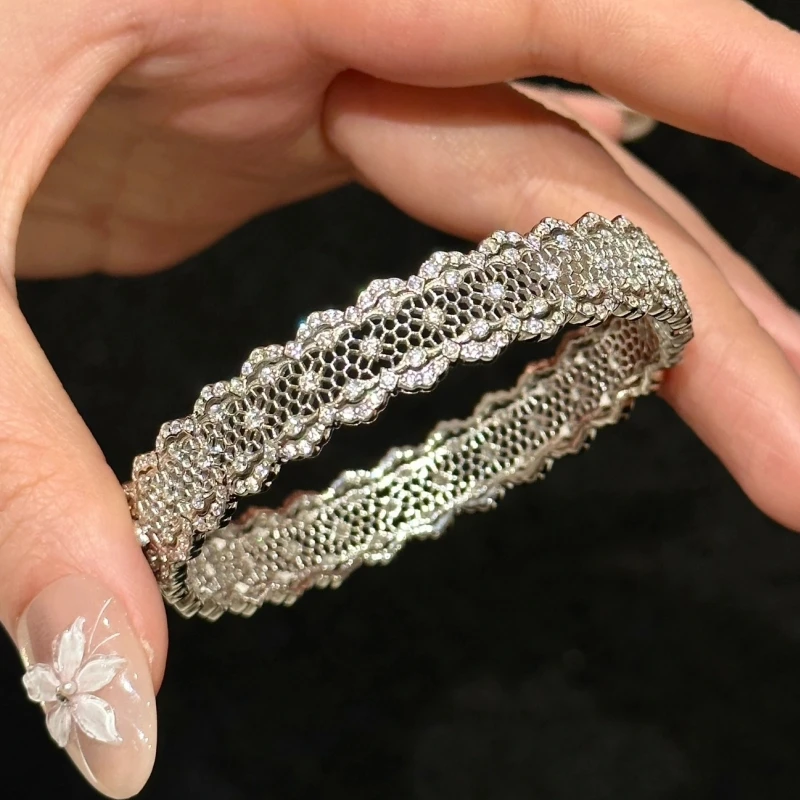 BELLUX S925 Pure Silver Synthetic Zircon Hollow Lace Full Diamond Starry Sky Light Luxury Bracelet for Women 
BELLUX S925 Pure Silver Synthetic Zircon Hollow Lace Full Diamond Starry Sky Light Luxury Bracelet for Women