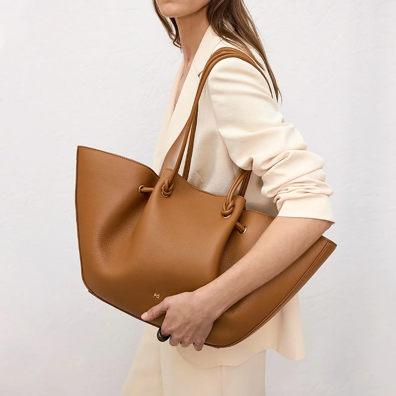 Luxury Designer Style Tote Bag Stylish and Spacious Shoulder Bag for Commuting Women High Quality Leather Large Shopper Bag
Luxury Designer Style Tote Bag Stylish and Spacious Shoulder Bag for Commuting Women High Quality Leather Large Shopper Bag