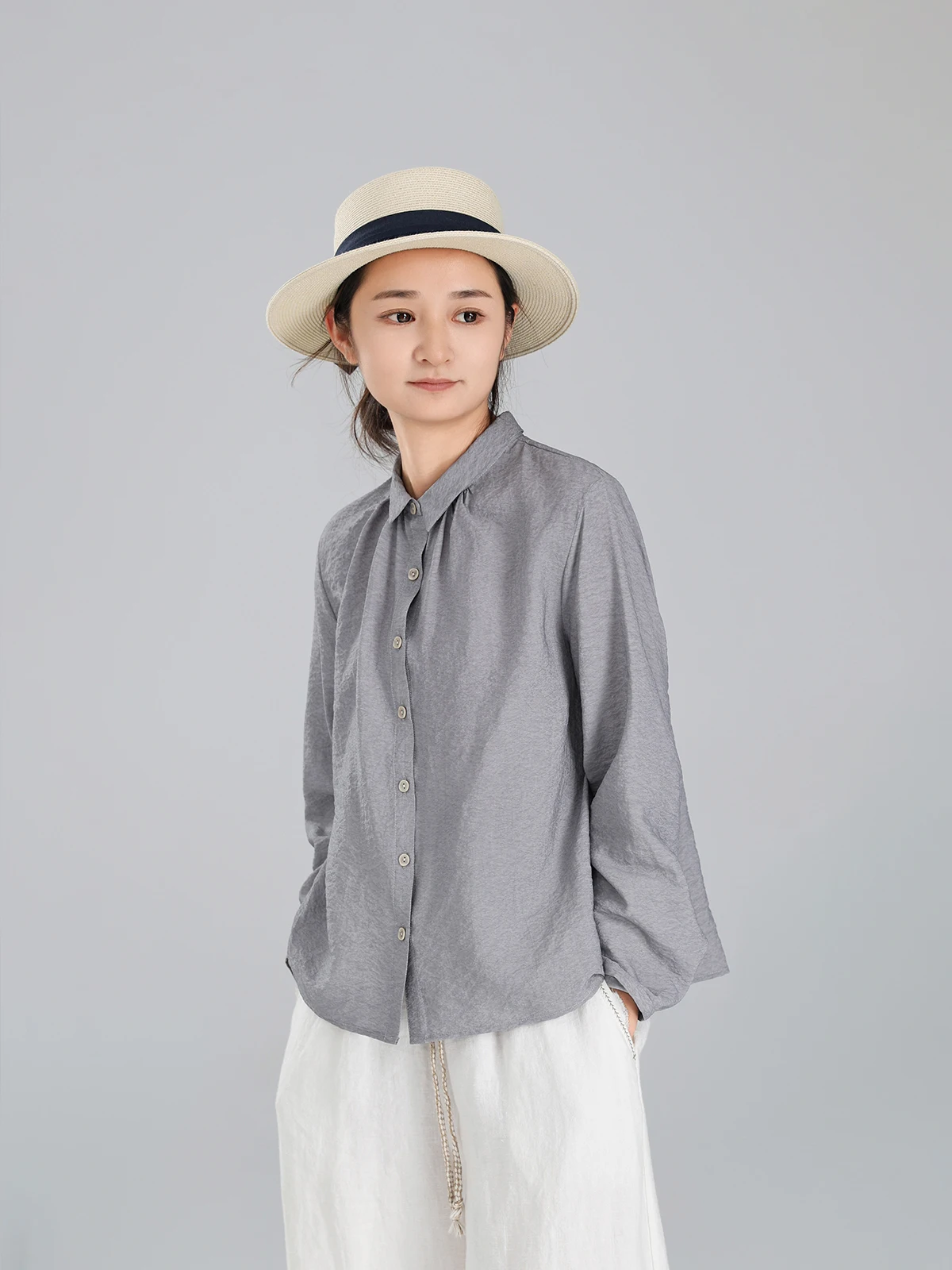 Шелковая блузка Design Sensation для женщин: красивый, уникальный осенний топ с круглым вырезом, длинными рукавами, свободного кроя, с воротником, однобортная.
Шелковая блузка Design Sensation для женщин: красивый, уникальный осенний топ с круглым вырезом, длинными рукавами, свободного кроя, с воротником, однобортная.