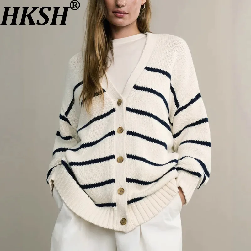 HKSH осенний женский новый женский свитер с v-образным вырезом, однобортный полосатый вязаный кардиган, уличное повседневное хлопковое пальто HK14030
HKSH осенний женский новый женский свитер с v-образным вырезом, однобортный полосатый вязаный кардиган, уличное повседневное хлопковое пальто HK14030