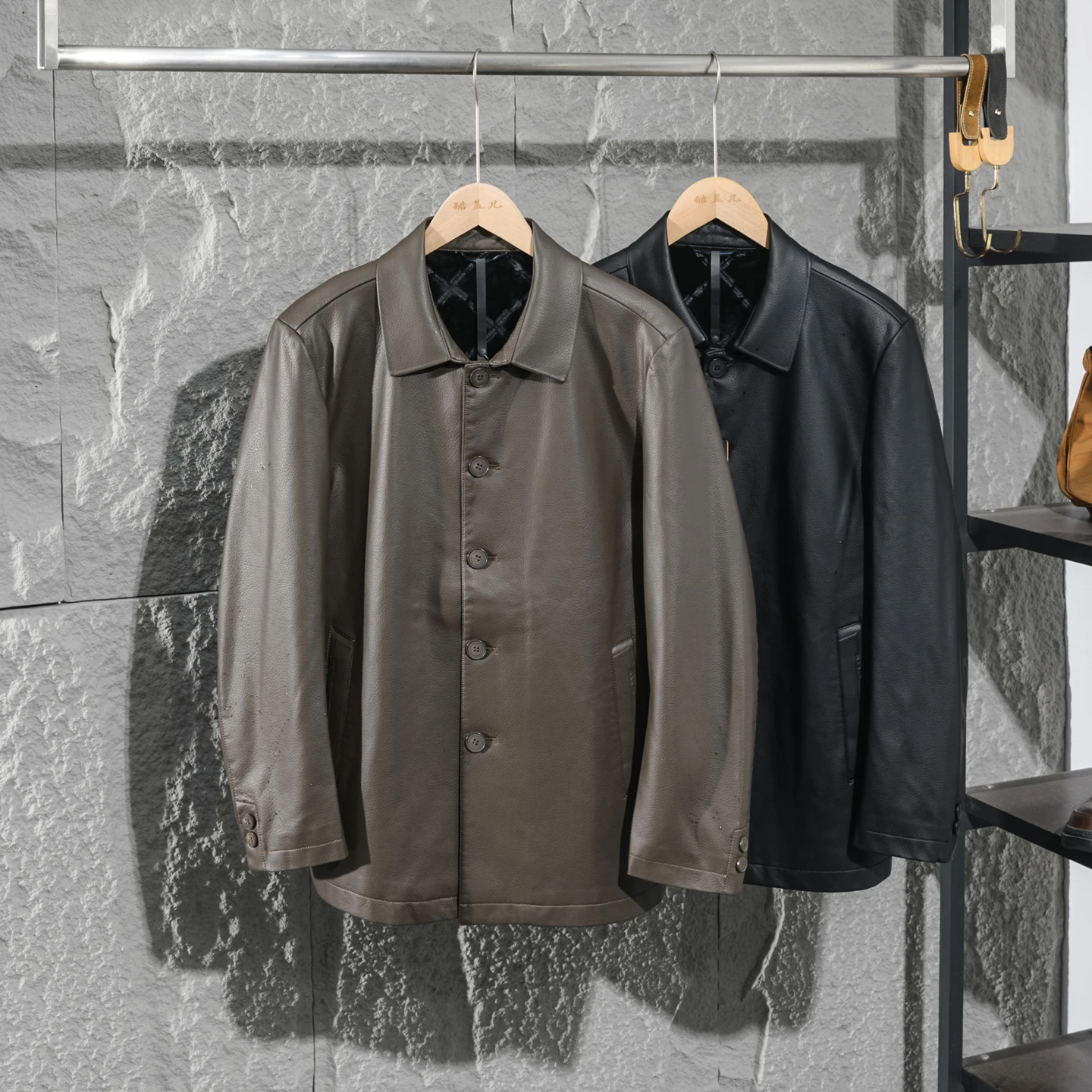 Men's Fleece Lined Thickened Casual Leather Jacket Stand Collar Business Casual Outerwear Soft And Fine for Autumn Winter
Men's Fleece Lined Thickened Casual Leather Jacket Stand Collar Business Casual Outerwear Soft And Fine for Autumn Winter
