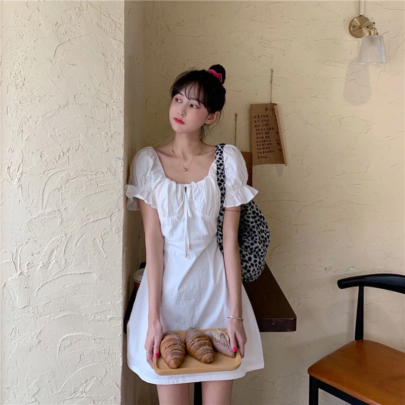 French-style white dress for women in summer2022New design of a petite dress with a square neckline and puff sleeves
French-style white dress for women in summer2022New design of a petite dress with a square neckline and puff sleeves