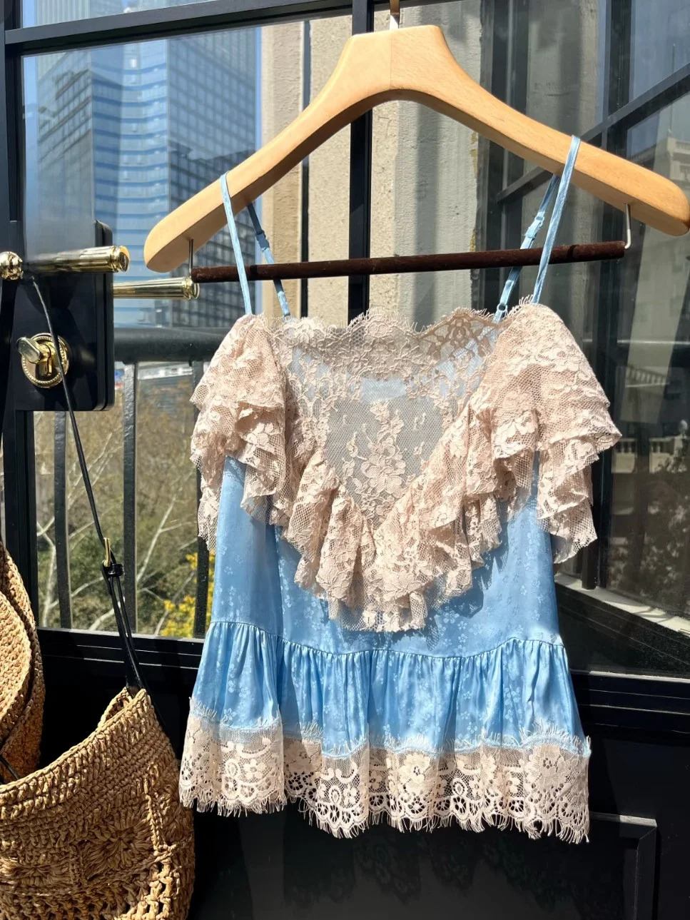 Elegant Heavy Embroidery Lace Patchwork Silk Satin Strapless Dress Heidd Summer 2026 Women's Fashion Chic Style Midi Dress
Elegant Heavy Embroidery Lace Patchwork Silk Satin Strapless Dress Heidd Summer 2026 Women's Fashion Chic Style Midi Dress