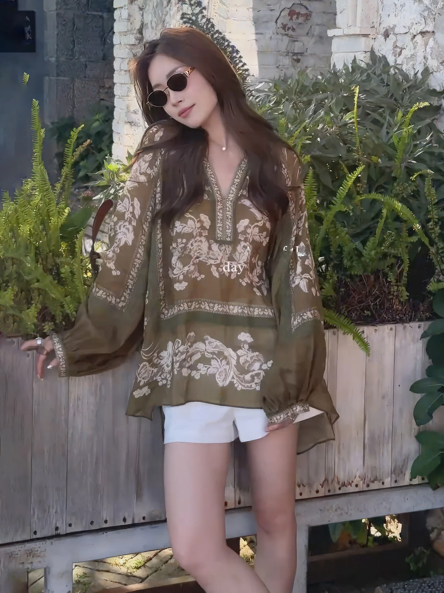 Retro Ethnic Print V-Ne Linen irt Women's Summer 2025 New Lantern Sve Loose Feel Top French Sle Bubble Sve
Retro Ethnic Print V-Ne Linen irt Women's Summer 2025 New Lantern Sve Loose Feel Top French Sle Bubble Sve