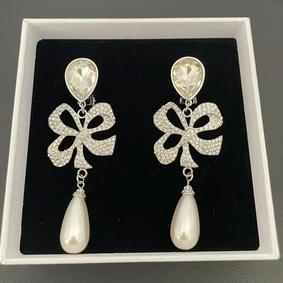 Europe America Fancy Designer Brand Crystal Pearl Bow Earrings Ear Clip Women Top Quality Luxury Jewelry Trend
Europe America Fancy Designer Brand Crystal Pearl Bow Earrings Ear Clip Women Top Quality Luxury Jewelry Trend
