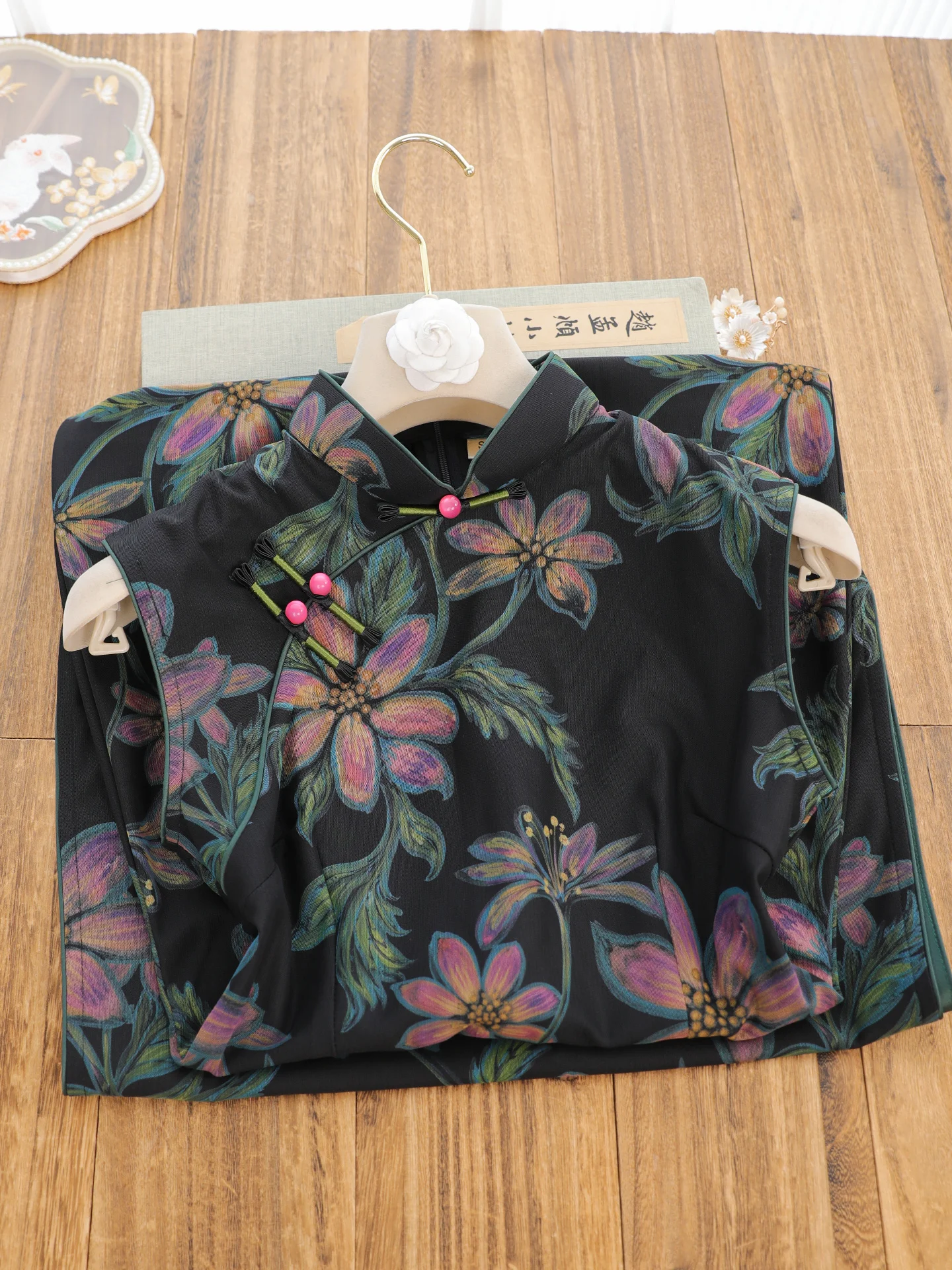Elegant Black Sleeveless Dress Vintage Style New Chinese Design Summer Collection Breathable Long Qipao for Women
Elegant Black Sleeveless Dress Vintage Style New Chinese Design Summer Collection Breathable Long Qipao for Women