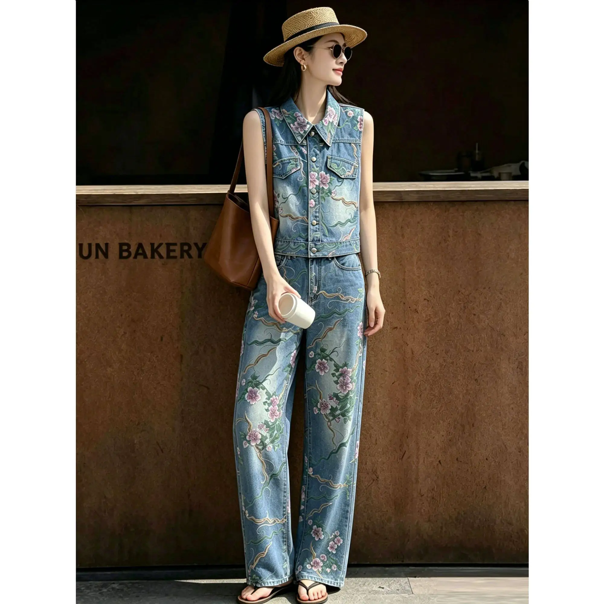 Hong Kong Style Retro High Waist Printed Denim Jacket Set Summer New Collar Button Cardigan Vest Two Piece Set Women's Fashion
Hong Kong Style Retro High Waist Printed Denim Jacket Set Summer New Collar Button Cardigan Vest Two Piece Set Women's Fashion
