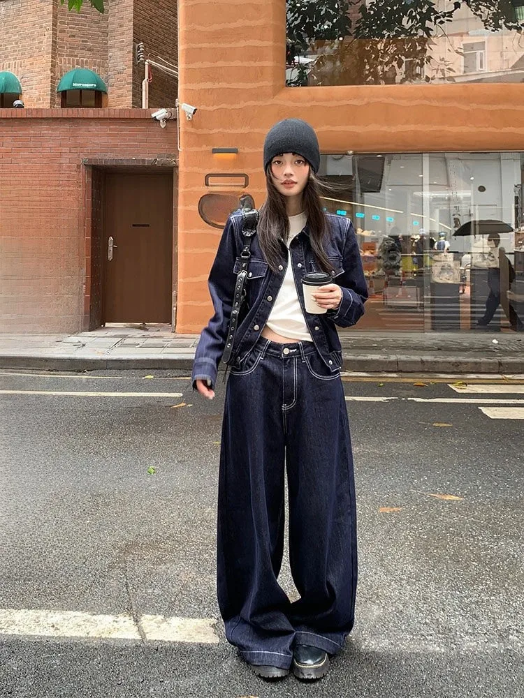 Джинсовая куртка Song Zhengen Slim Fit для женщин, осенняя, в американском стиле, высококачественная, темно-синяя, верхняя одежда
Джинсовая куртка Song Zhengen Slim Fit для женщин, осенняя, в американском стиле, высококачественная, темно-синяя, верхняя одежда