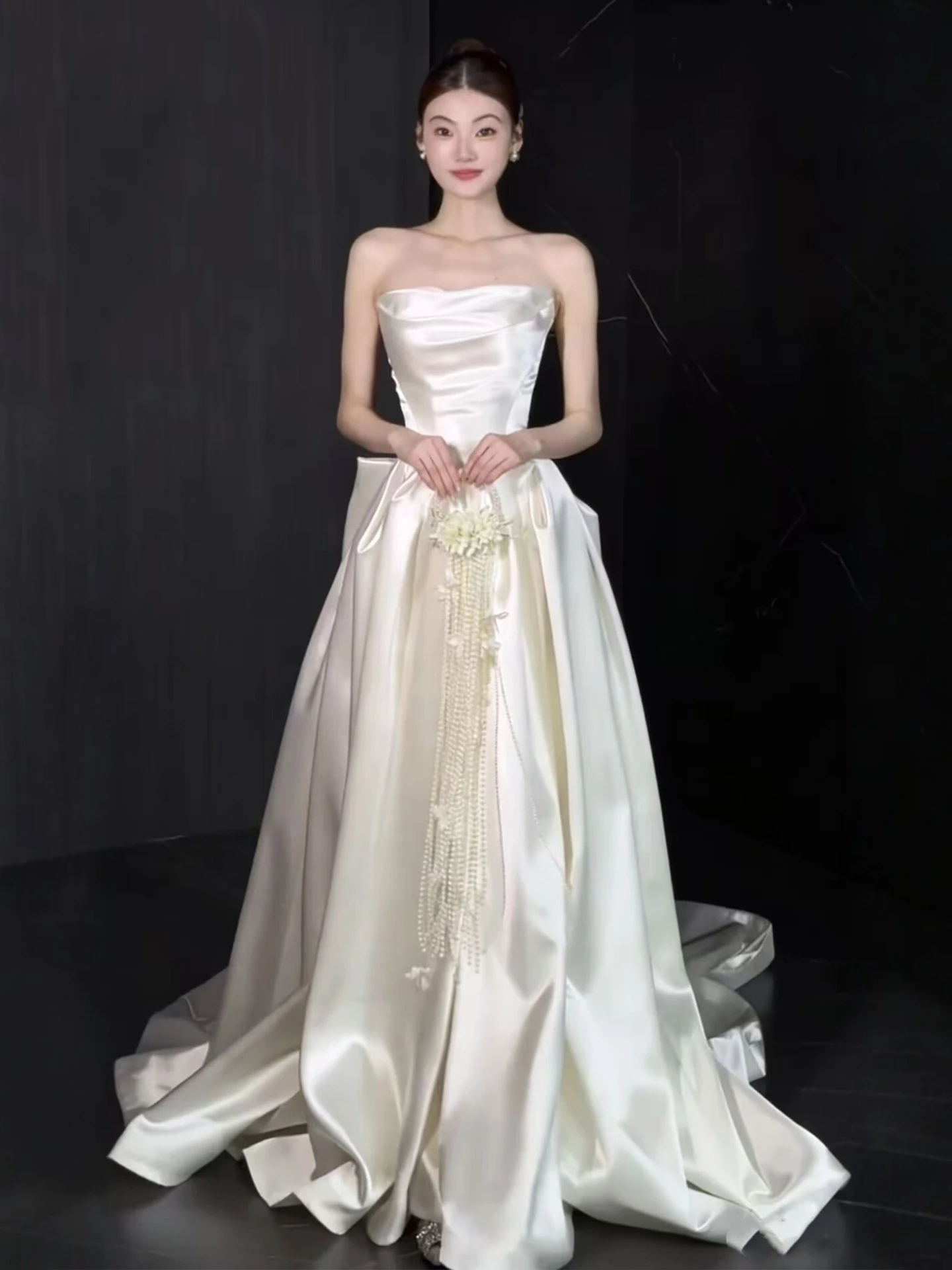 Elegant Satin Light Wedding Dress Bridal Simple Forest System Strapless Outfit Tail White Dress Gown for Hotel Indoor Use
Elegant Satin Light Wedding Dress Bridal Simple Forest System Strapless Outfit Tail White Dress Gown for Hotel Indoor Use