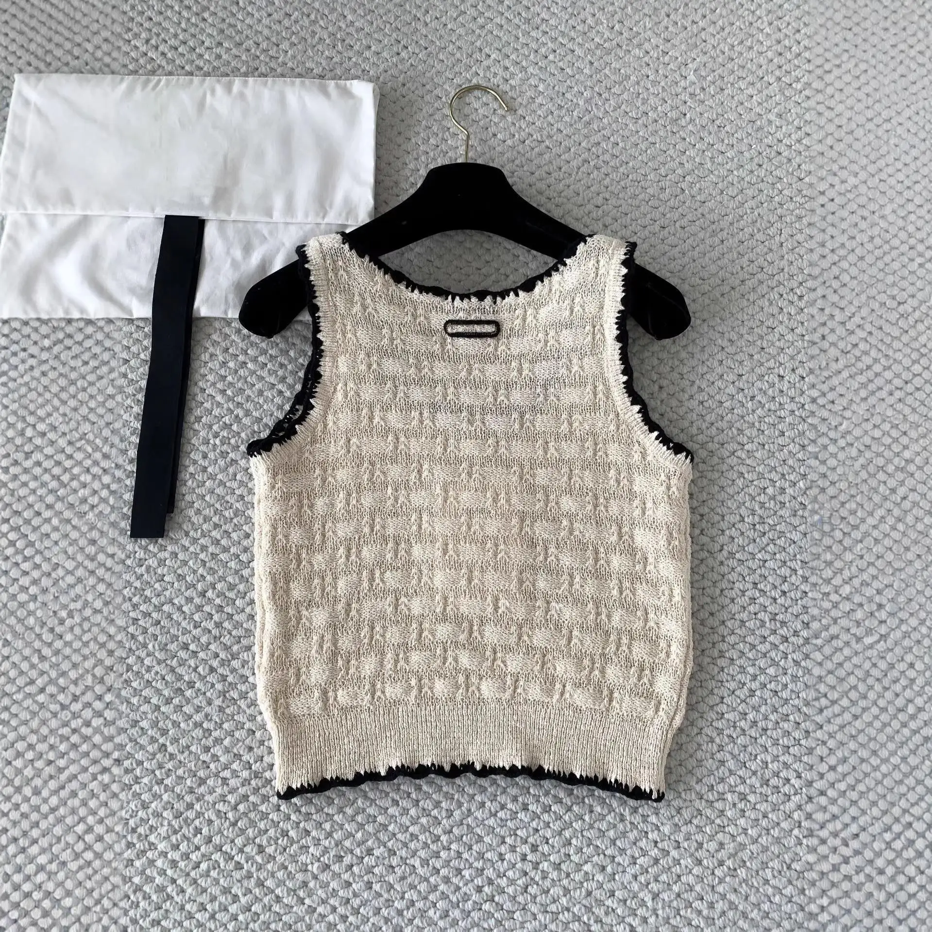 Elegant Knitted Short Sleeve Vest Thin Loose Fit Breathable Spring Fashion Women's Inner Wear Three-Dimensional Pattern
Elegant Knitted Short Sleeve Vest Thin Loose Fit Breathable Spring Fashion Women's Inner Wear Three-Dimensional Pattern