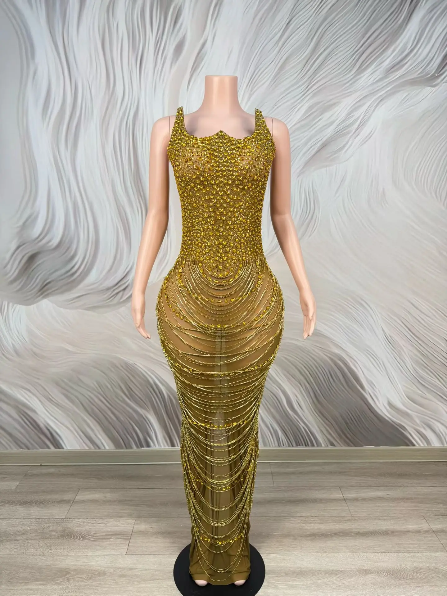 Huxianchangqun Gold Mesh Mermaid Gown with Gold Rhinestones and Beaded Chain Layered Details for Gala Events Stage Performances
Huxianchangqun Gold Mesh Mermaid Gown with Gold Rhinestones and Beaded Chain Layered Details for Gala Events Stage Performances
