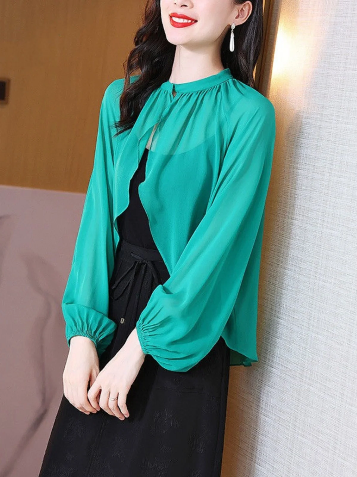 New Summer 2025 Thin Silk Blend Shoulder Wrap Cardigan Women's Color Outerwear Cape Sun Protection Short Jacket
New Summer 2025 Thin Silk Blend Shoulder Wrap Cardigan Women's Color Outerwear Cape Sun Protection Short Jacket