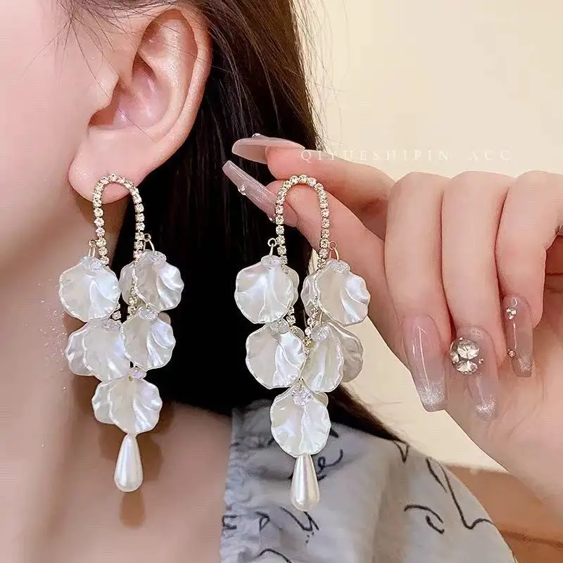 Long Vintage Pearl Petal Tassel Earrings Chunky Statement Light Luxury Unique Niche Premium for Women
Long Vintage Pearl Petal Tassel Earrings Chunky Statement Light Luxury Unique Niche Premium for Women