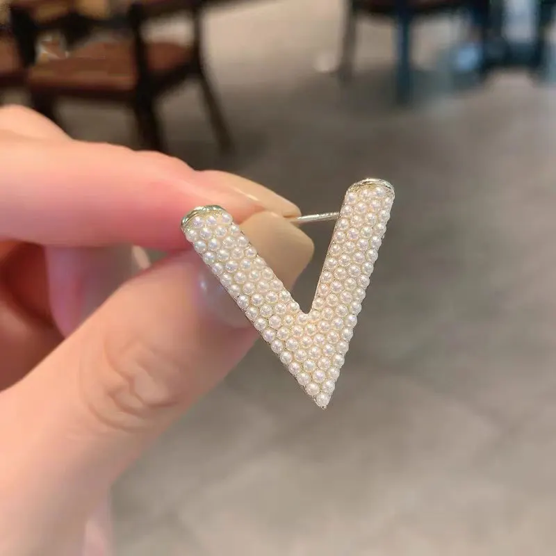 Fashion Letter V Coat Pins Full Pearls Brooch Shirt Bag Lapel Badge Wholesale Brooches Pin Jewelry Casual Office Broche Gifts
Fashion Letter V Coat Pins Full Pearls Brooch Shirt Bag Lapel Badge Wholesale Brooches Pin Jewelry Casual Office Broche Gifts