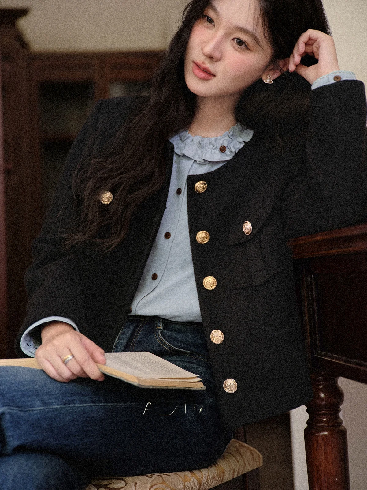 Новая осенняя повседневная легкая куртка Bla ort для женщин с золотисто-синими декоративными элементами
Новая осенняя повседневная легкая куртка Bla ort для женщин с золотисто-синими декоративными элементами