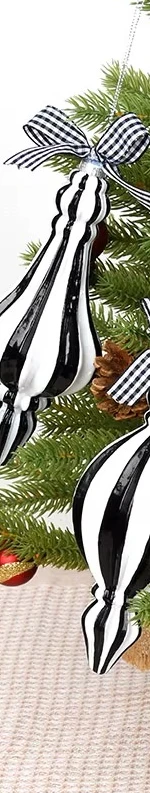 Рождественские украшения, подвески, окрашенные в черно-белые, красные и белые подвесные шары.
Рождественские украшения, подвески, окрашенные в черно-белые, красные и белые подвесные шары.