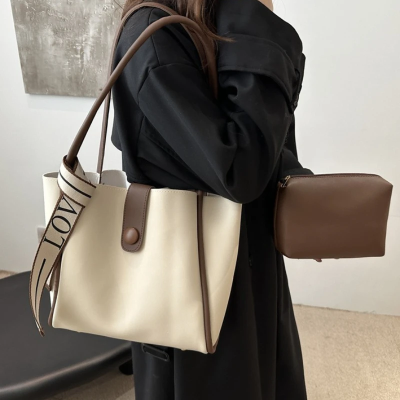 Minimalist Faux Leather Tote Bag, Casual Shoulder Purse with Adjustable Strap Letter Ribbon Handbag for Daily Underarm Bag
Minimalist Faux Leather Tote Bag, Casual Shoulder Purse with Adjustable Strap Letter Ribbon Handbag for Daily Underarm Bag