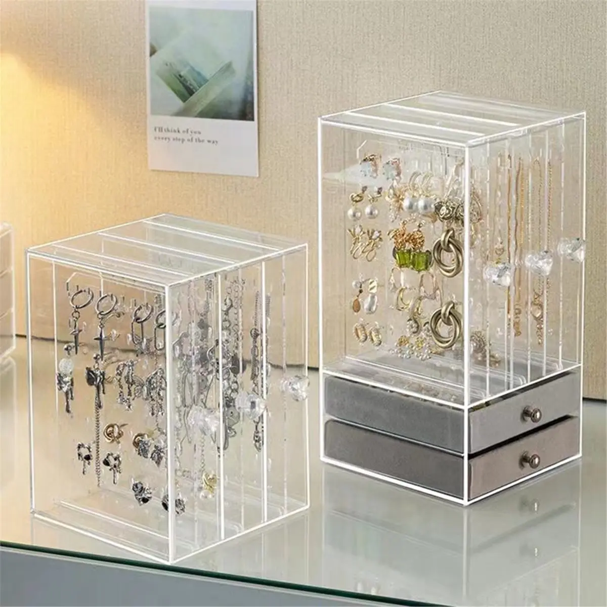 Прозрачная витрина для сережек и ожерелий, винтажный пластиковый футляр для хранения с ящиками для браслетов, колец и аксессуаров.
Прозрачная витрина для сережек и ожерелий, винтажный пластиковый футляр для хранения с ящиками для браслетов, колец и аксессуаров.