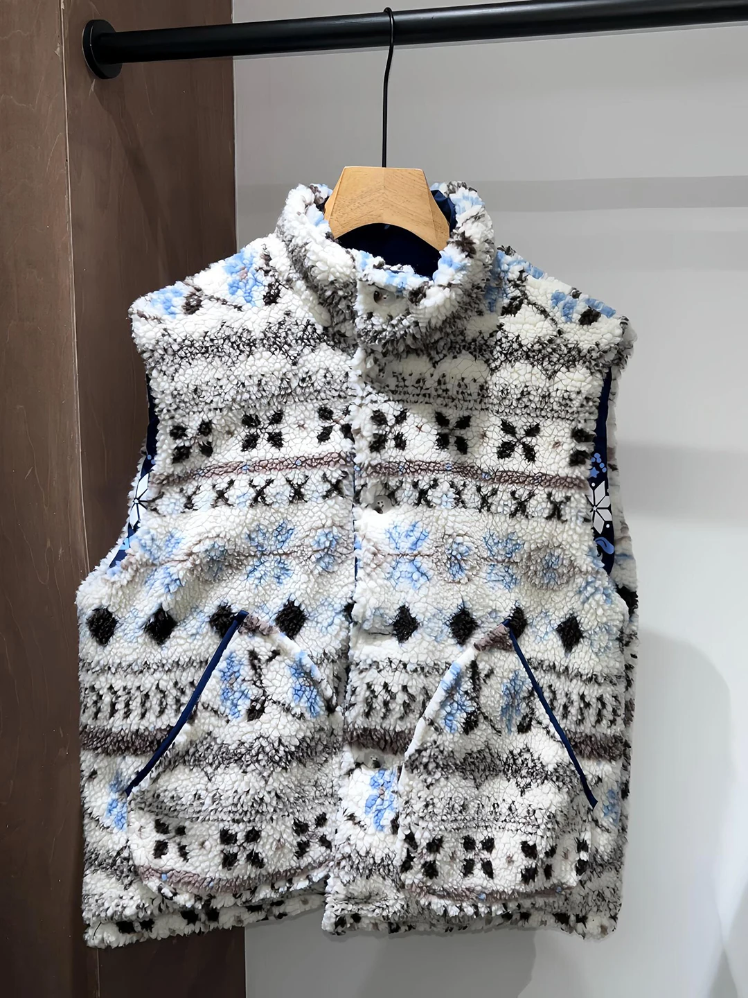 Thickened Double-sided Fleece Vest Unisex Warm Outerwear American Style Stand Collar Shoulder Pad Winter Jacket for Teens
Thickened Double-sided Fleece Vest Unisex Warm Outerwear American Style Stand Collar Shoulder Pad Winter Jacket for Teens
