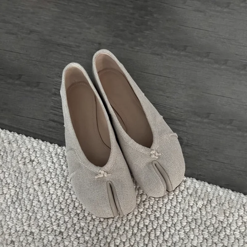 Сандалии с разделенным носком в стиле ретро, женские льняные универсальные модные круглые женские туфли на плоской подошве, дизайнерская брендовая лаконичная обувь для отдыха
Сандалии с разделенным носком в стиле ретро, женские льняные универсальные модные круглые женские туфли на плоской подошве, дизайнерская брендовая лаконичная обувь для отдыха