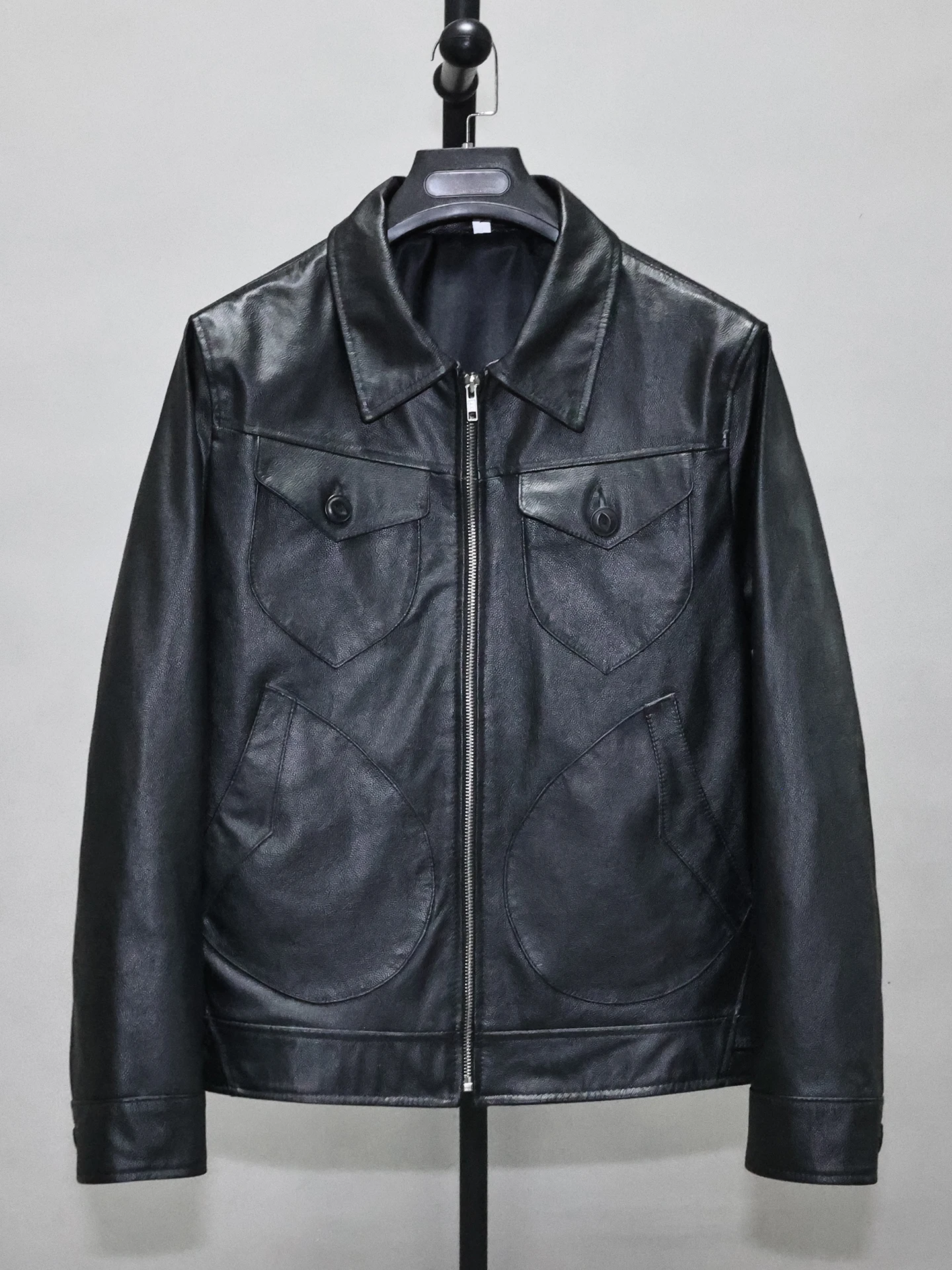 Кожаная куртка Slim Fit из мягкой воловьей кожи, повседневная, молодежная, в стиле фермерской одежды, простая, модная, для города, ветрозащитная, профессиональная.
Кожаная куртка Slim Fit из мягкой воловьей кожи, повседневная, молодежная, в стиле фермерской одежды, простая, модная, для города, ветрозащитная, профессиональная.