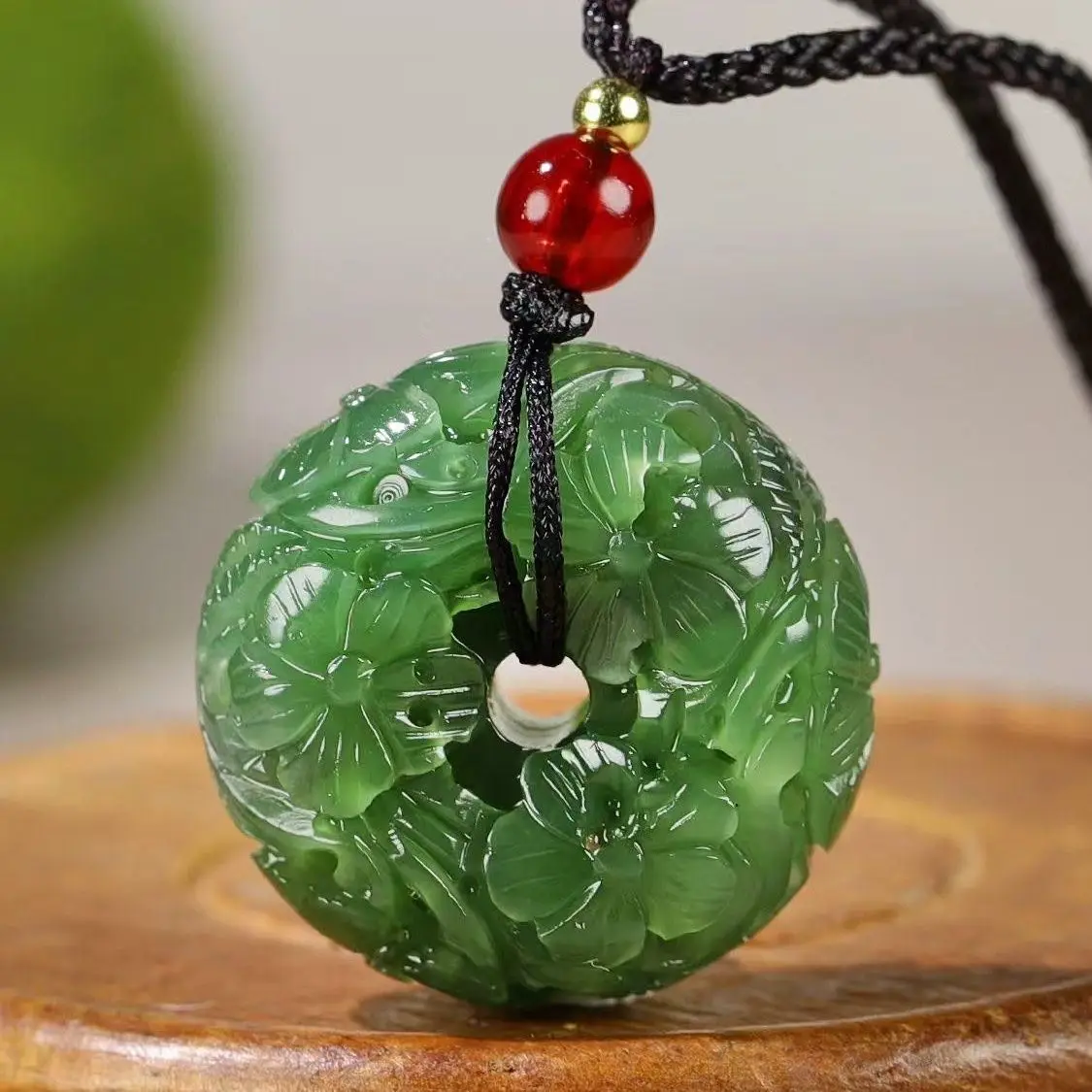 Natural Hetian jade jasper hollow engraved pendant size 12/26mm
Natural Hetian jade jasper hollow engraved pendant size 12/26mm