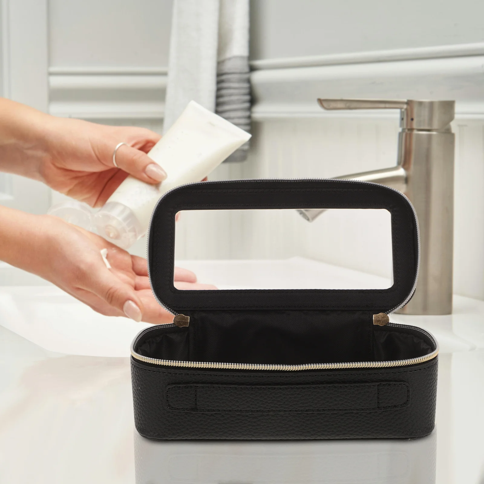 Travel Makeup Bag Clear PVC Large Capacity PU Waterproof Zipper Lightweight Organizer for Brushes Toiletries Daily Use
Travel Makeup Bag Clear PVC Large Capacity PU Waterproof Zipper Lightweight Organizer for Brushes Toiletries Daily Use