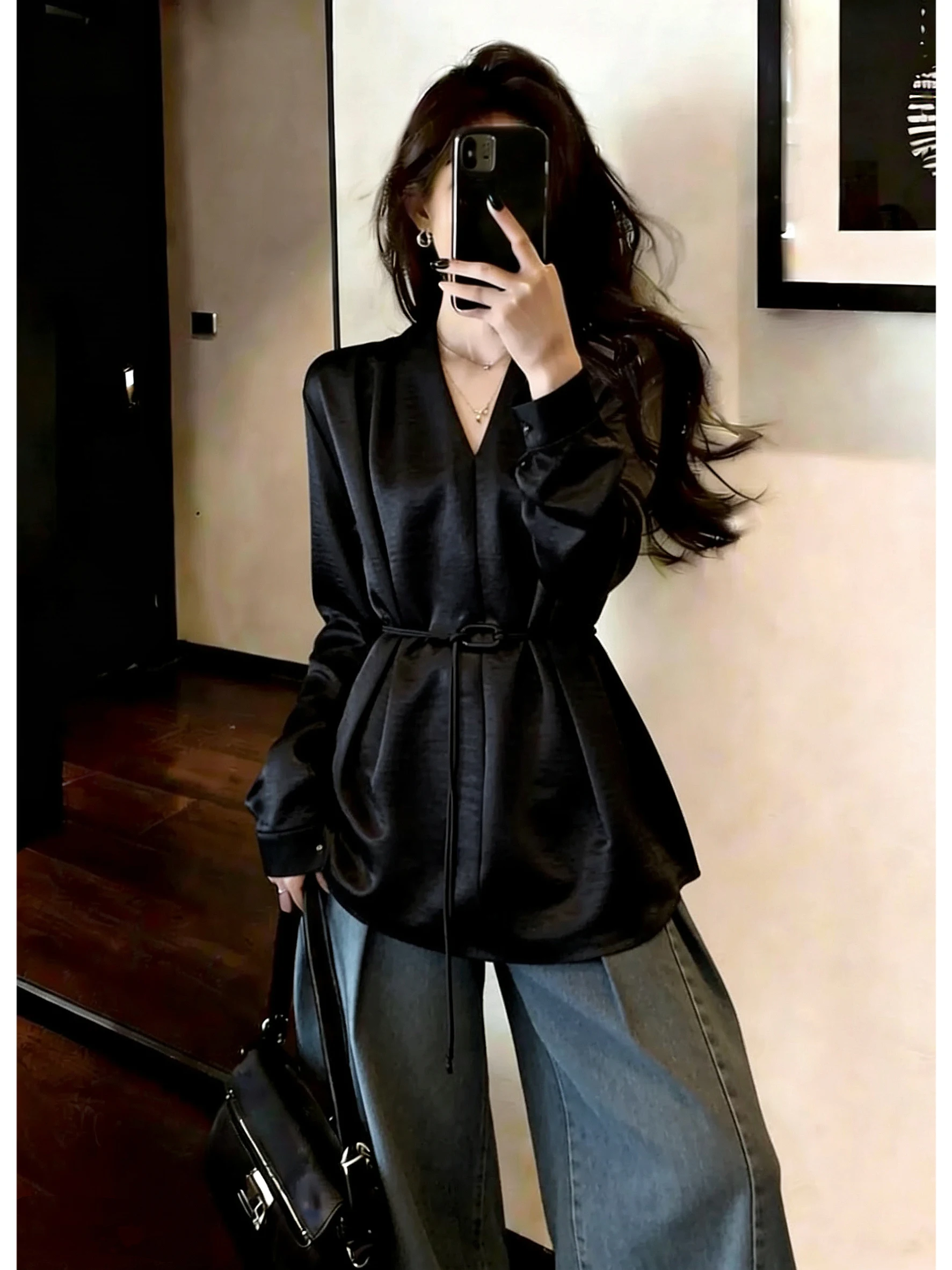 Elegant Thin Acetate Satin V-neck Shoulder Shirt Women's Spring New Large Size Mid-length Waist-cinching Top Korean Style Com...
Elegant Thin Acetate Satin V-neck Shoulder Shirt Women's Spring New Large Size Mid-length Waist-cinching Top Korean Style Com...