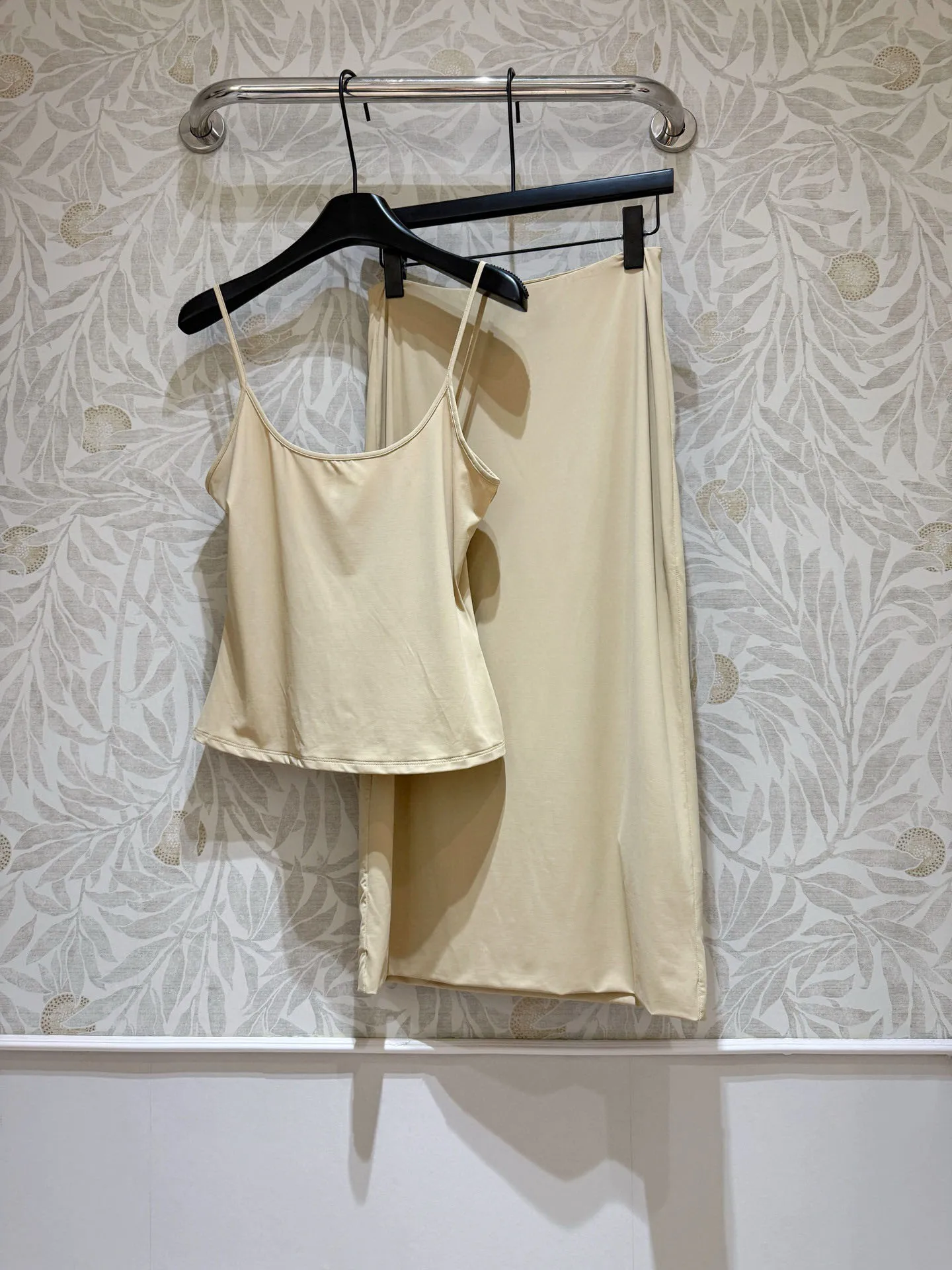 Spring And Summer New Women's Nude Half Skirt Paired With Vest, Comfortable And Slim Fit, Simple Style
Spring And Summer New Women's Nude Half Skirt Paired With Vest, Comfortable And Slim Fit, Simple Style